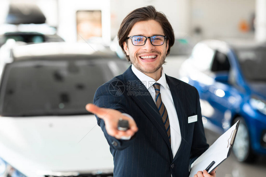 汽车经营理念销售人员在展示汽车租赁办公室的摄像头自图片