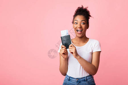 低廉的飞行交易黑女人拿着票和护照站在粉红色图片