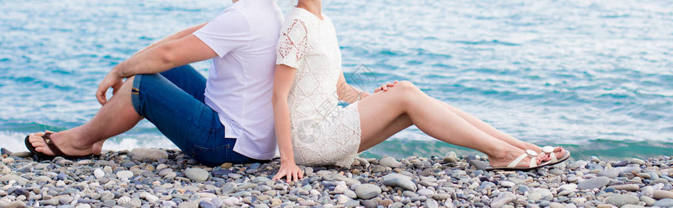 情侣坐在沙滩背靠背图片