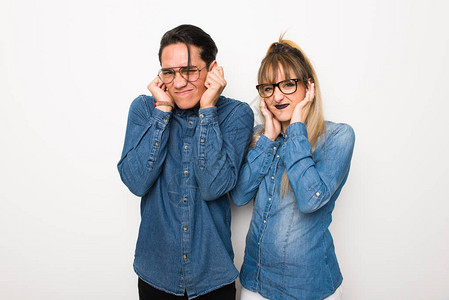 带眼镜的年轻夫妇用双手遮住耳朵令图片