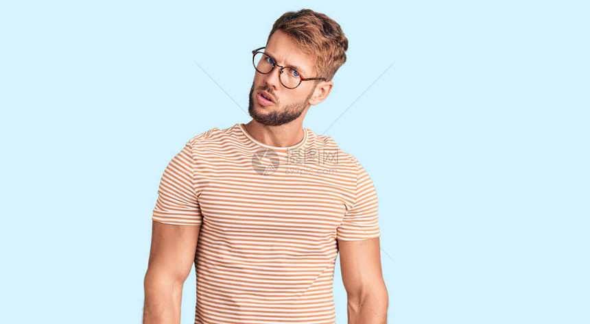 年轻caucasian男子身着便衣和眼镜图片
