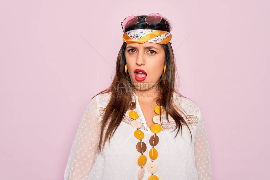 年轻的西班牙裔嬉皮士女穿着时尚波西米亚风格和粉红色图片