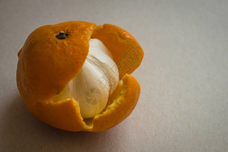 橘子皮下藏着一个大蒜鳞茎图片
