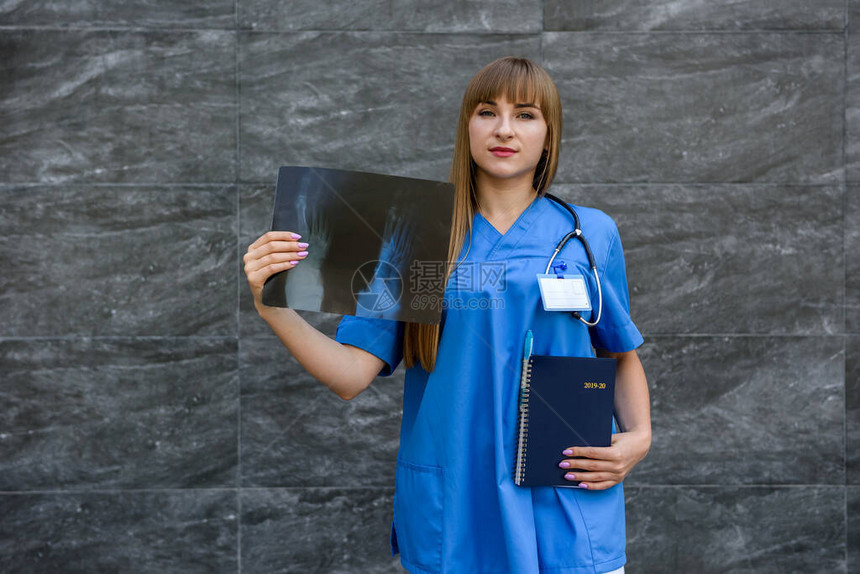 穿医疗制服的学生护士检查脚相照片的X光片图片