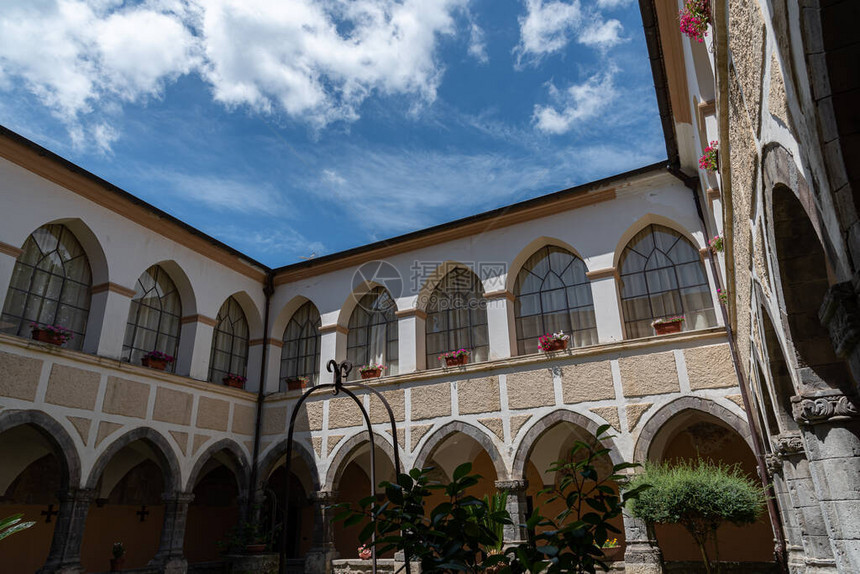 蒂亚诺修道院的建立可以追溯到十图片
