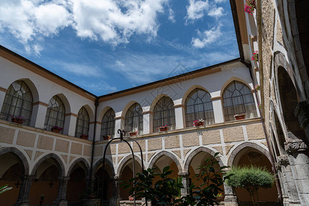 蒂亚诺修道院的建立可以追溯到十背景图片