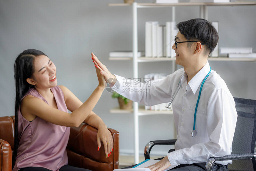 友好的亚洲男医生协调手女病人图片