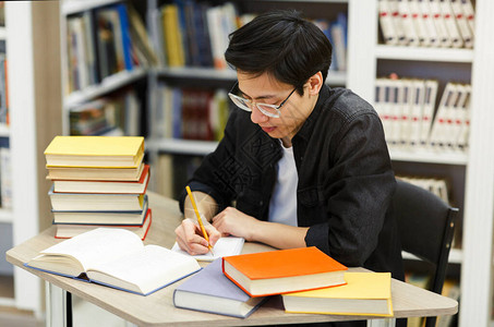 学术任务日本男孩在公共图书馆里图片