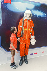 男孩在教育博物馆看宇航图片