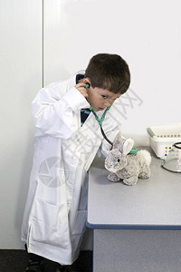 一位年轻的动物医生在他的兽医办公室听图片
