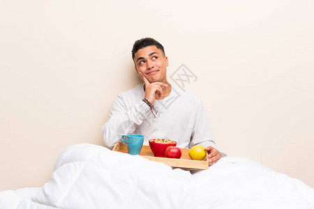 年轻人在床上吃早餐图片