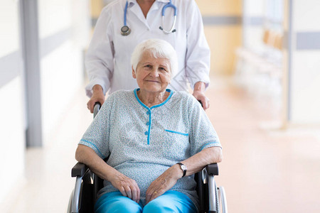 坐在轮椅上的老妇人在医院里有医生图片
