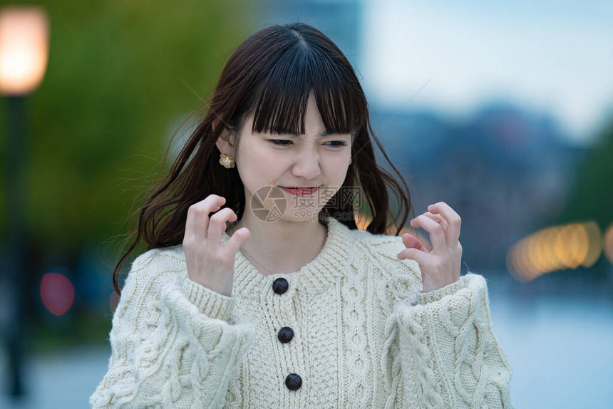 一位亚洲日语年轻女她哭泣表图片