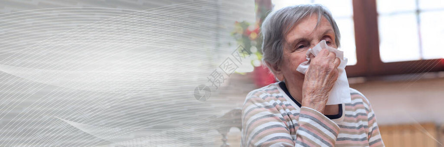 老妇人擤鼻涕全景横幅图片