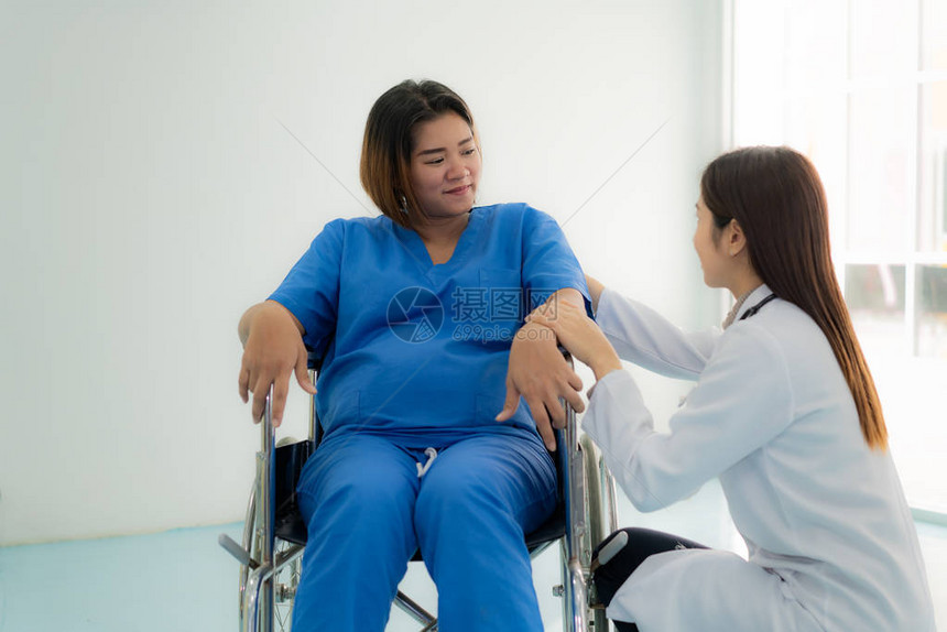友好的亚洲女医生手牵孕妇的手图片