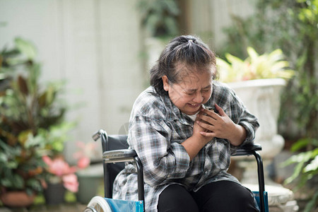 坐在轮椅上的老年妇女心脏病图片