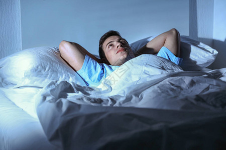 年轻人晚上躺在床上睡觉时失眠图片