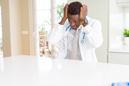 诊所的非裔美国医生因头痛而绝望图片
