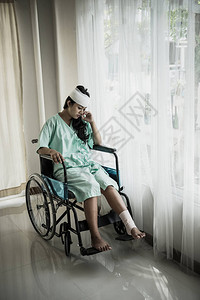女患者在住院后坐在轮椅上头部疼痛图片