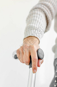 持有金属手杖的退休妇女医疗和保健概念见AC5497图片