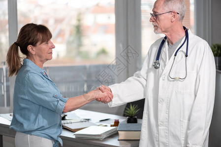 女医生与病人握手图片