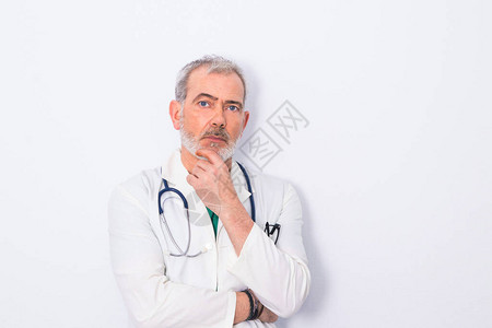 成人或高级医生胡子和听诊器图片