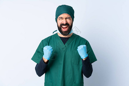 身穿绿色制服的外科医生在孤立的背景中因情图片