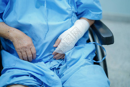 护理医院病房轮椅上绷带的亚洲老年或老年妇女患者手臂意外图片