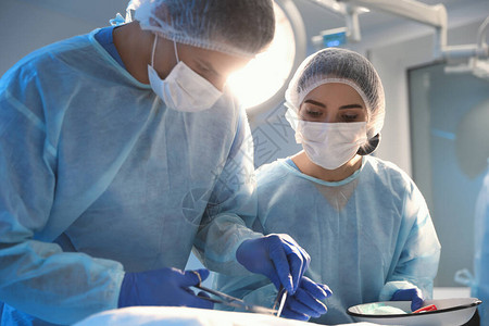 在手术室进行手术的专业医生团队图片