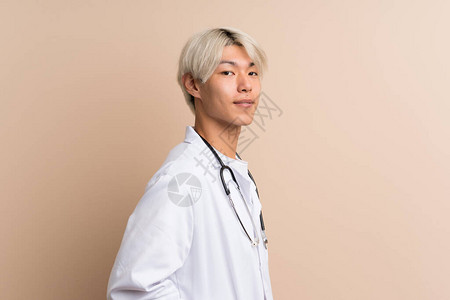 年青的亚洲男子身穿医生礼图片