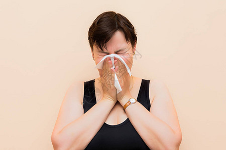 女人用力擤鼻涕图片