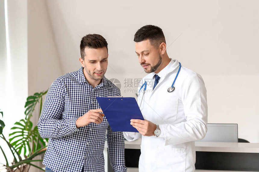 男医生和病人在诊所图片