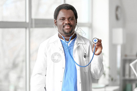 男非裔美国医生在图片