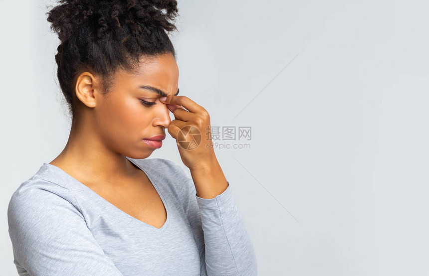 疲惫的非洲女人摸着鼻梁眼痛眼睛疲图片