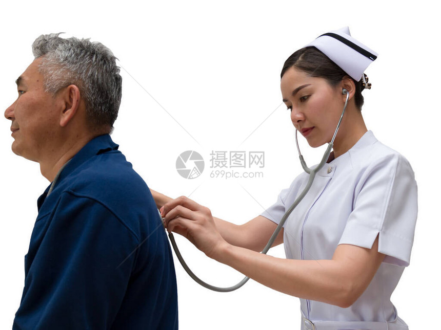 亚洲护士聆听长年病人呼吸的呼气声图片
