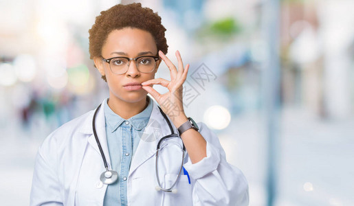 年轻的非洲裔美国医生女人穿着医用外套图片