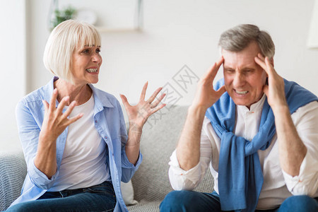 离婚概念年老夫妇有分歧彼此争吵在图片