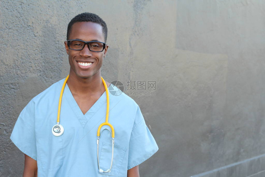 英俊的年轻非洲美籍医生的近视镜肖像在灰图片
