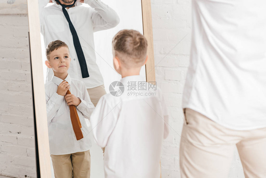 白衬衫中父亲和儿子的部分外观图片
