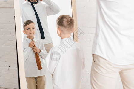 争当时代少年白衬衫中父亲和儿子的部分外观背景
