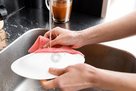 厨房里女人洗盘子的剪影图片