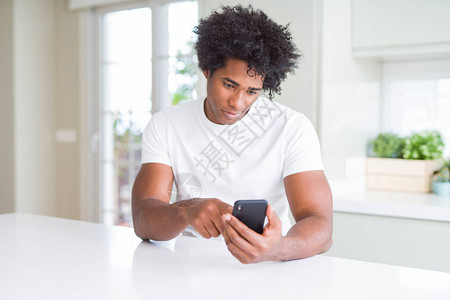 非裔美国人使用智能手机图片