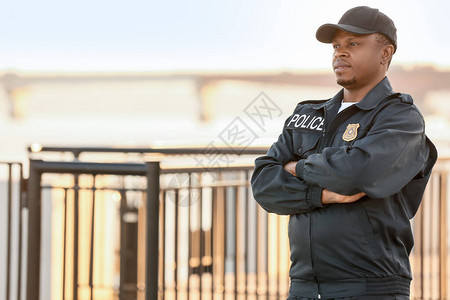 街上的非裔美国警察图片