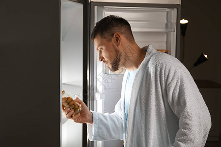 晚上在冰箱里挑食物背景图片