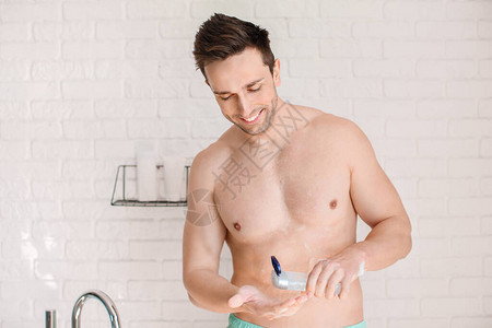 英俊的男人在家洗澡图片