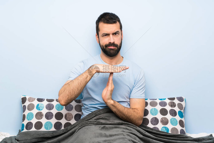 男人在床上做超时手势图片