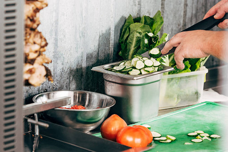 种植的厨师用切菜把刀子放在图片