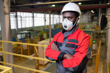 充满自信的非洲青年男子在毒工业中呼吸器和图片