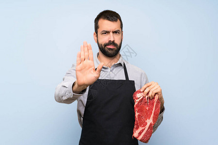 厨师拿着生肉制作停止手势图片