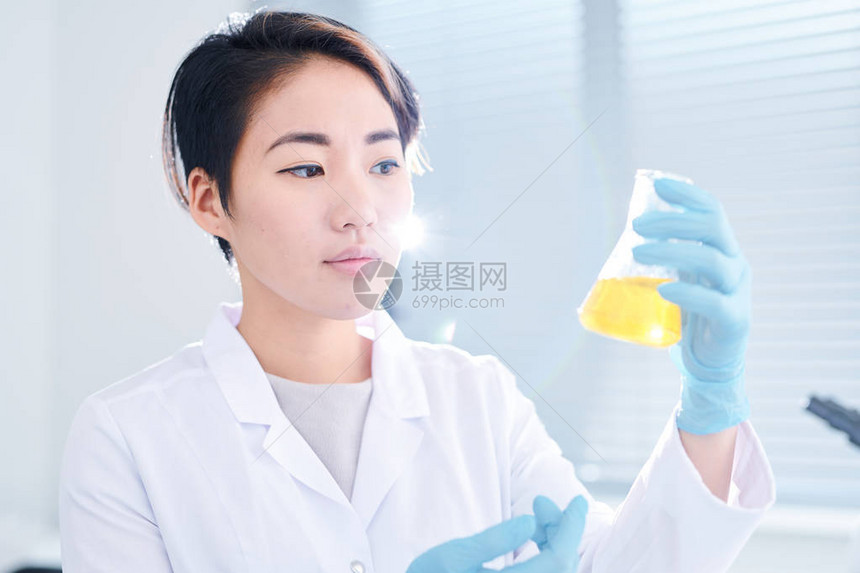 身长短发的亚洲年轻女化学家图片